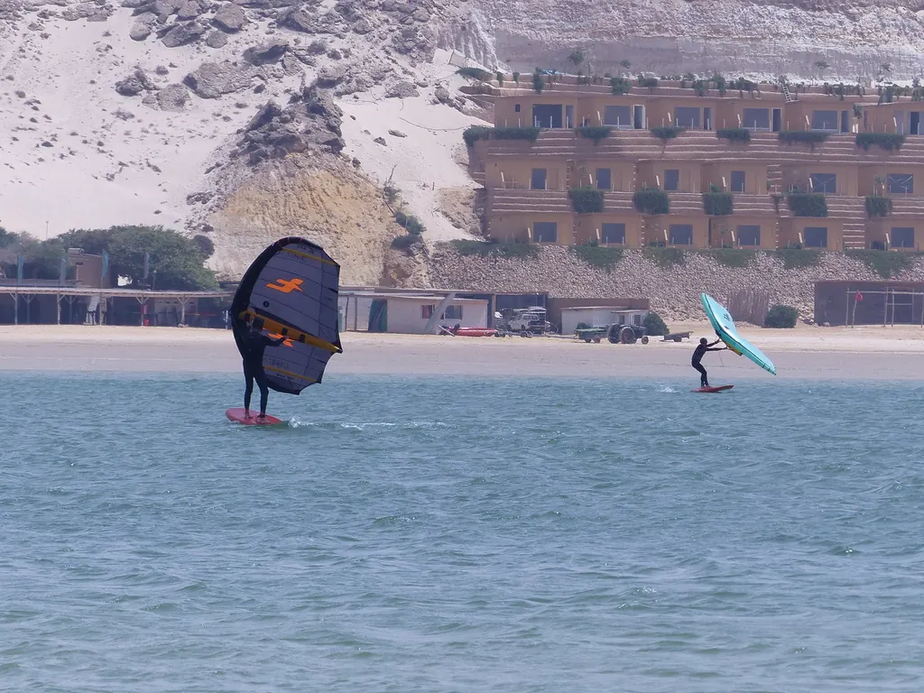 Une session de wingfoil devant les dunes