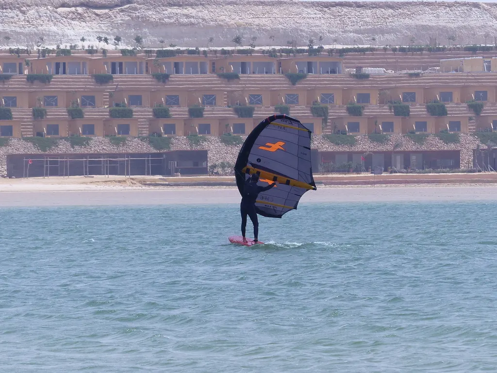Une session de wingfoil devant les dunes
