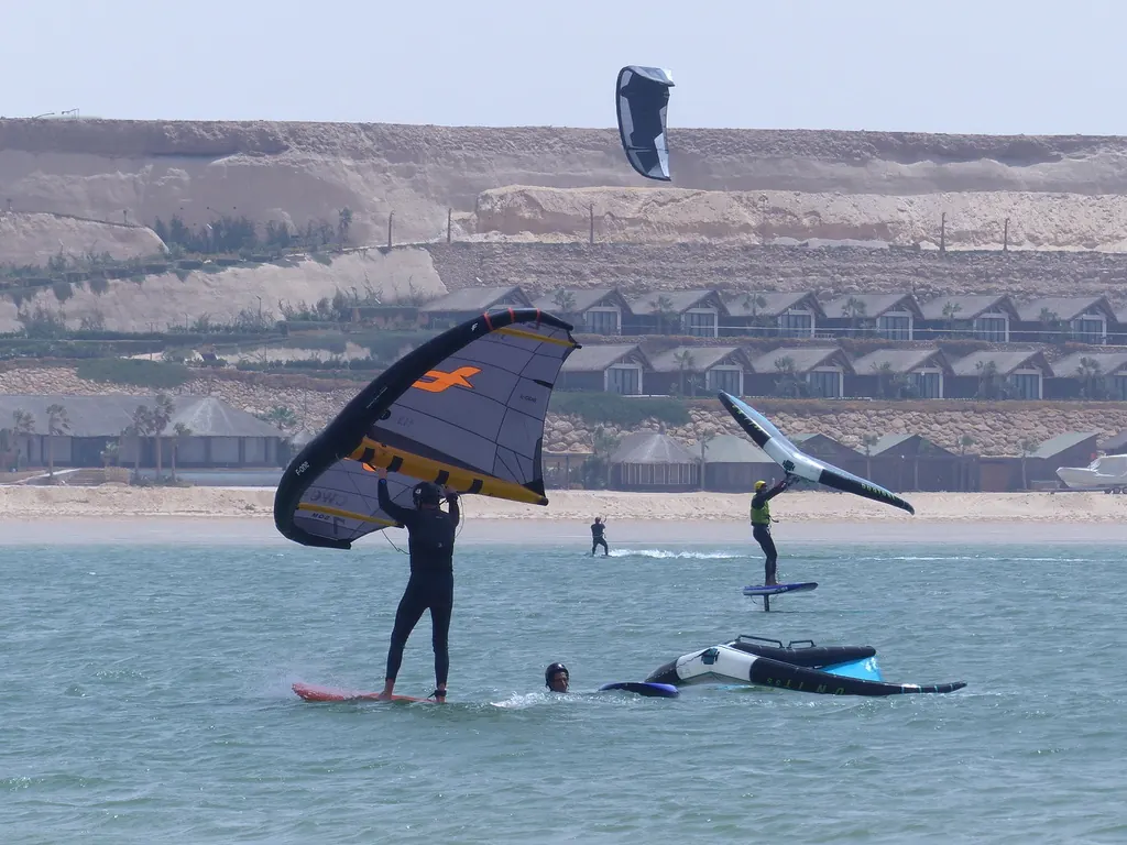 Une session de wingfoil devant les dunes