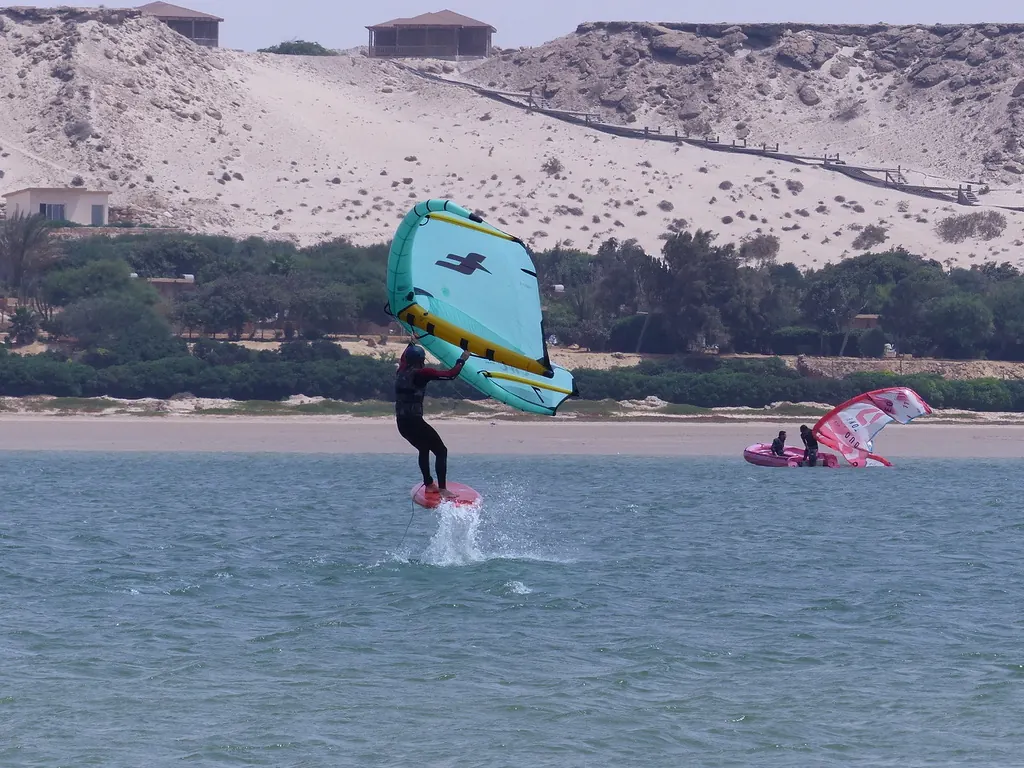 Une session de wingfoil devant les dunes