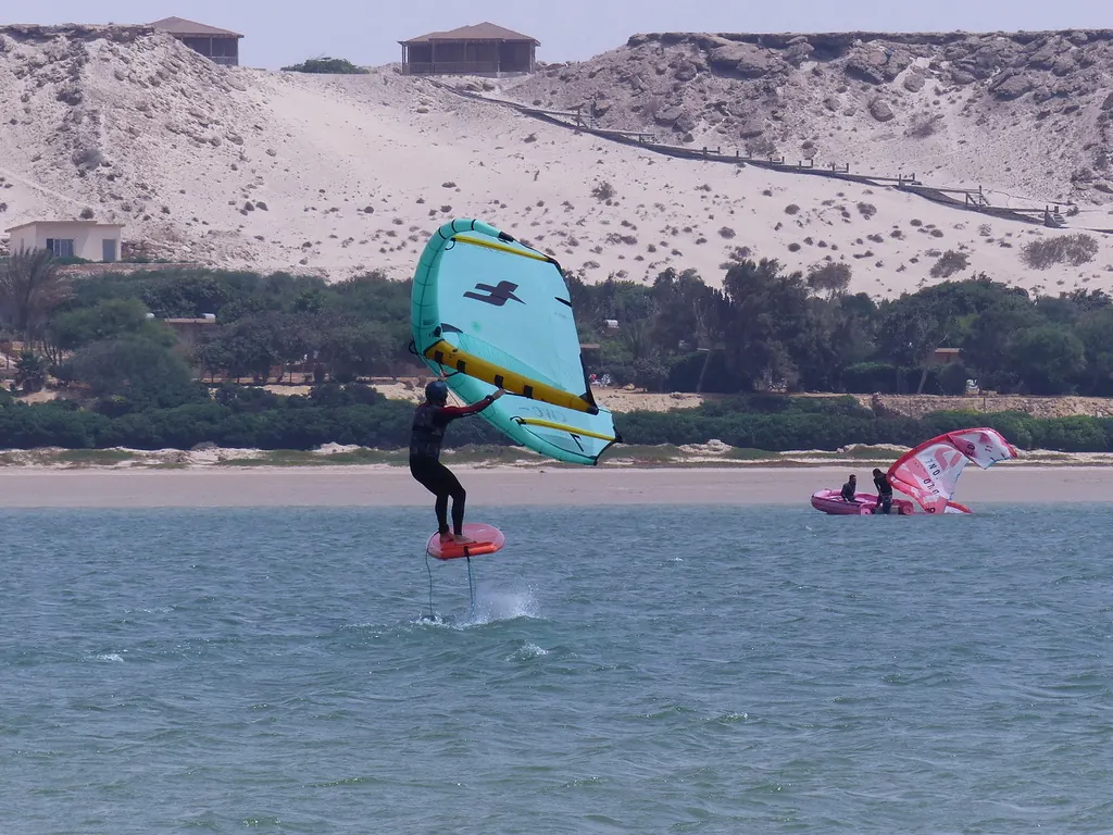 Une session de wingfoil devant les dunes