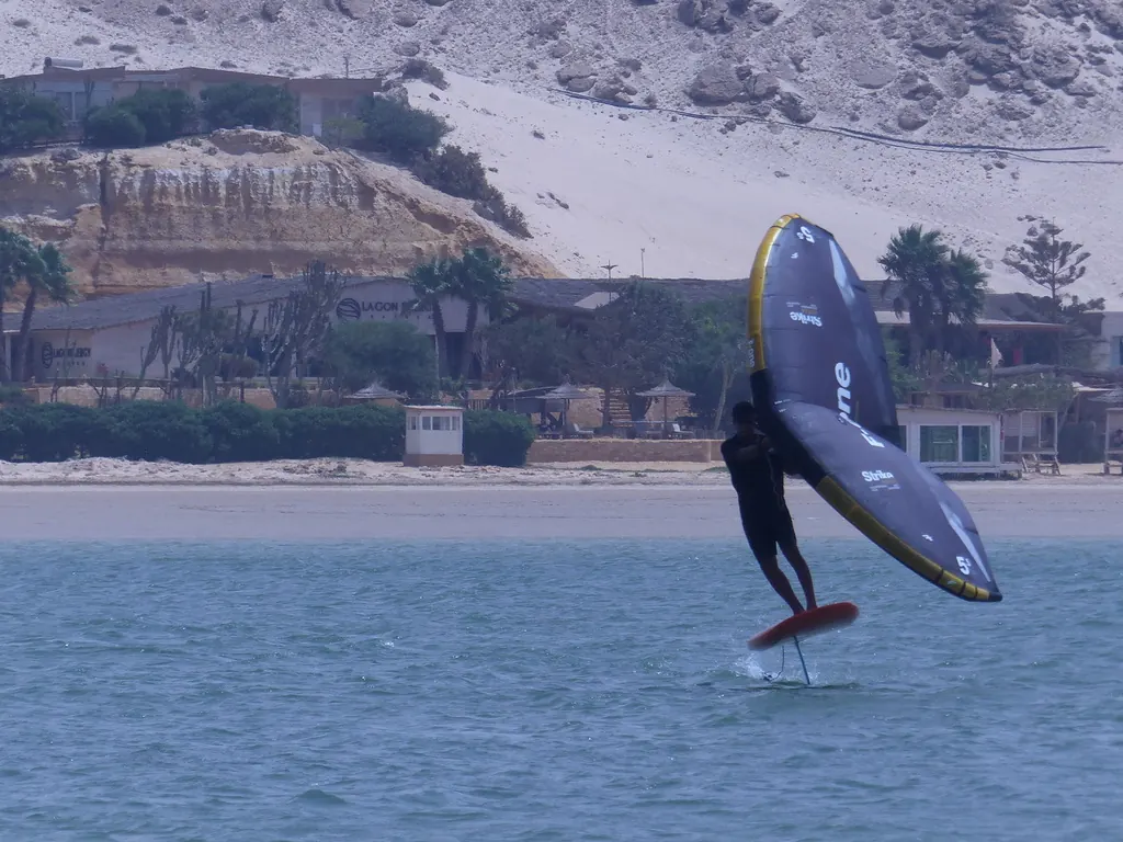 Une session de wingfoil devant les dunes