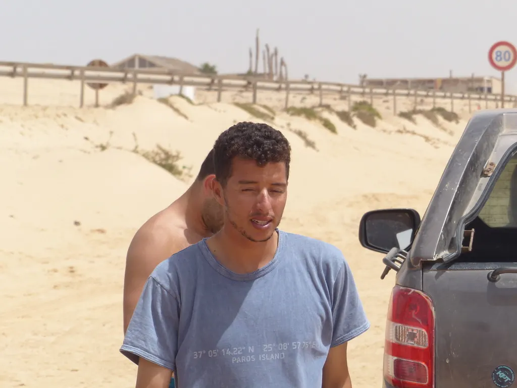Un échange près du 4x4 au bord des dunes