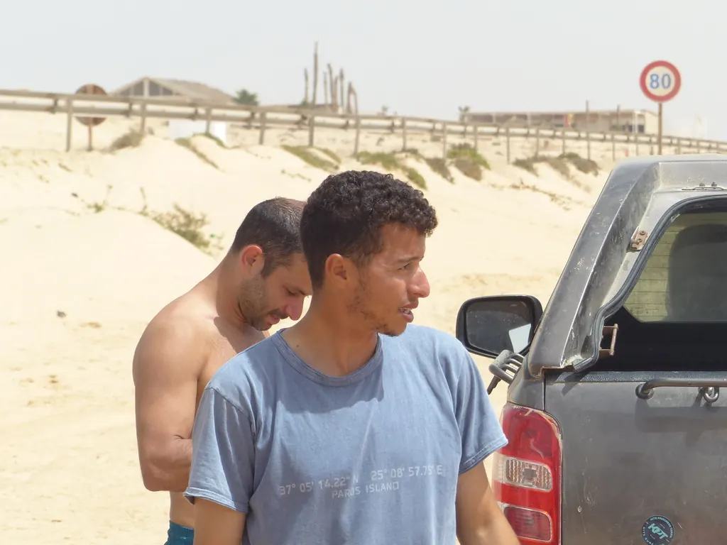 Un échange près du 4x4 au bord des dunes