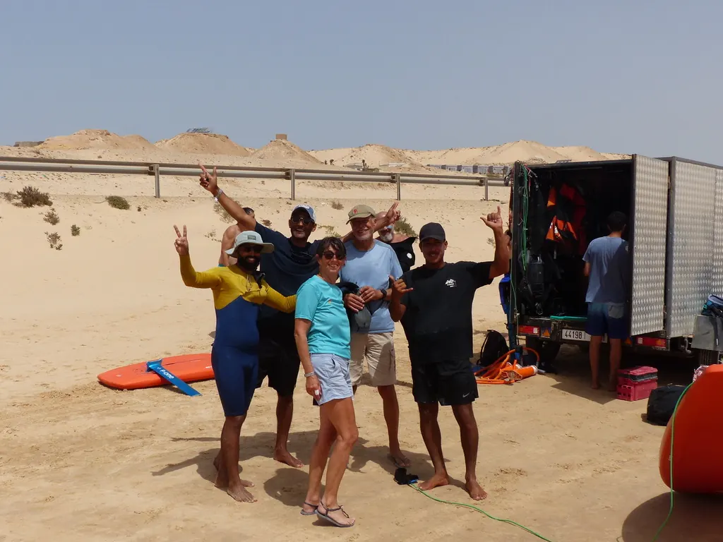 Une photo de groupe au pied des dunes