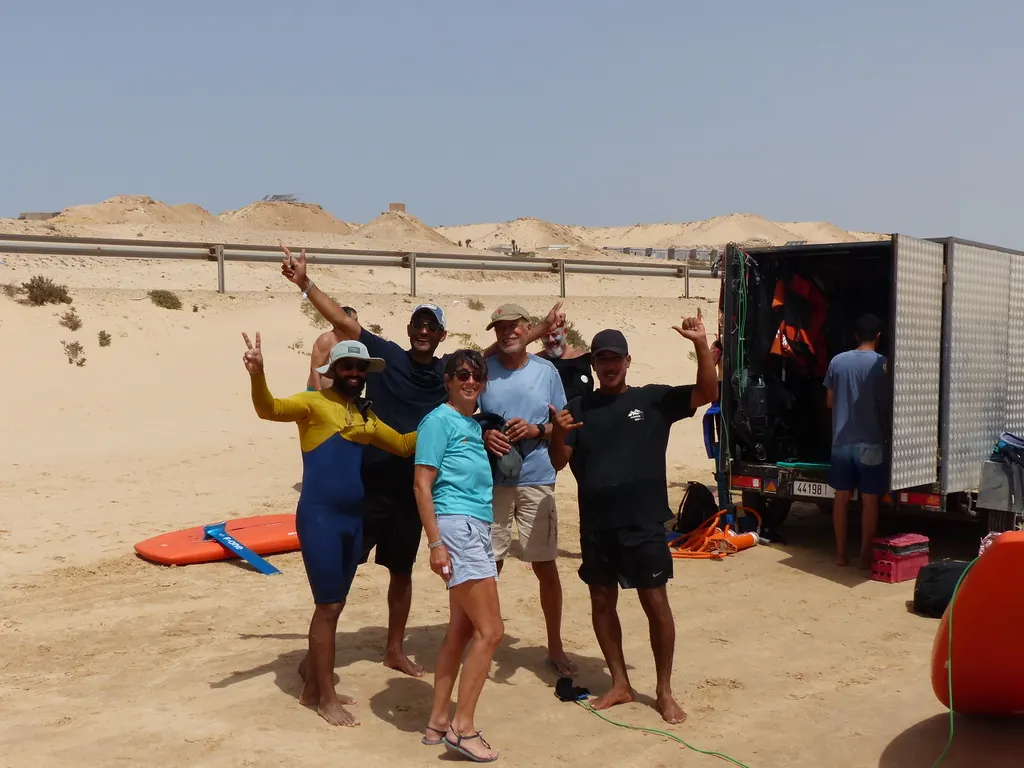 Une photo de groupe au pied des dunes