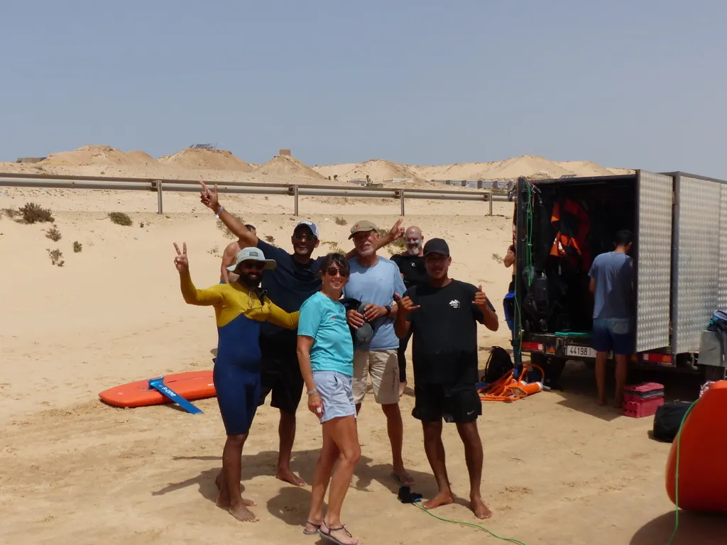 Une photo de groupe au pied des dunes