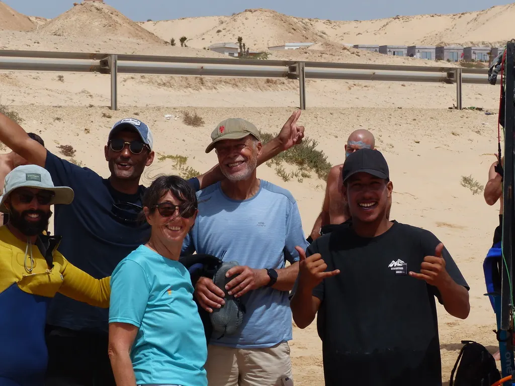 Une photo de groupe au pied des dunes