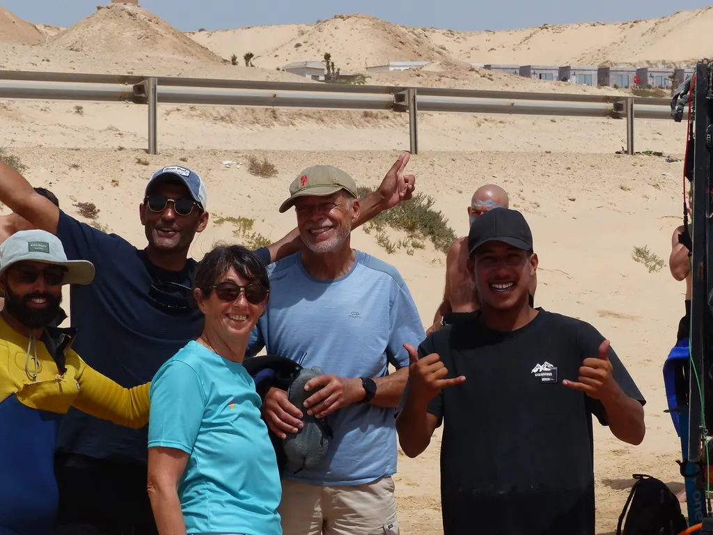 Une photo de groupe au pied des dunes