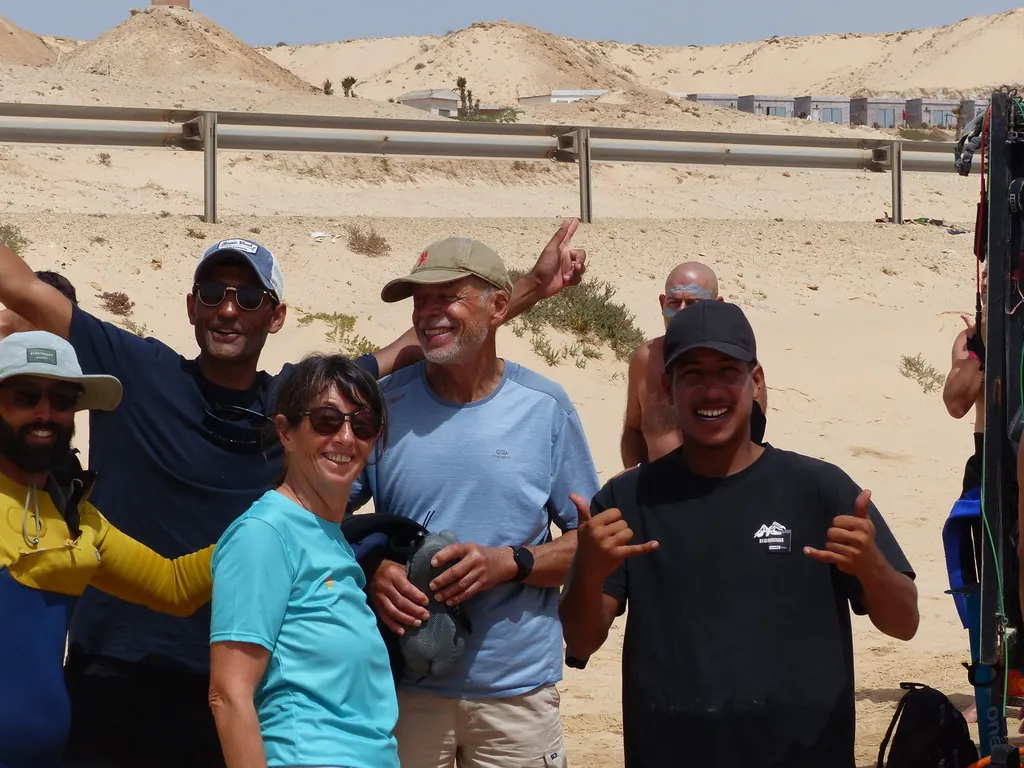 Une photo de groupe au pied des dunes