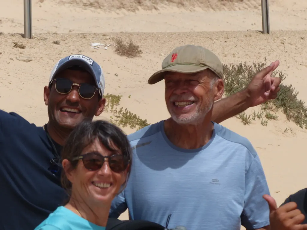 Une photo de groupe au pied des dunes