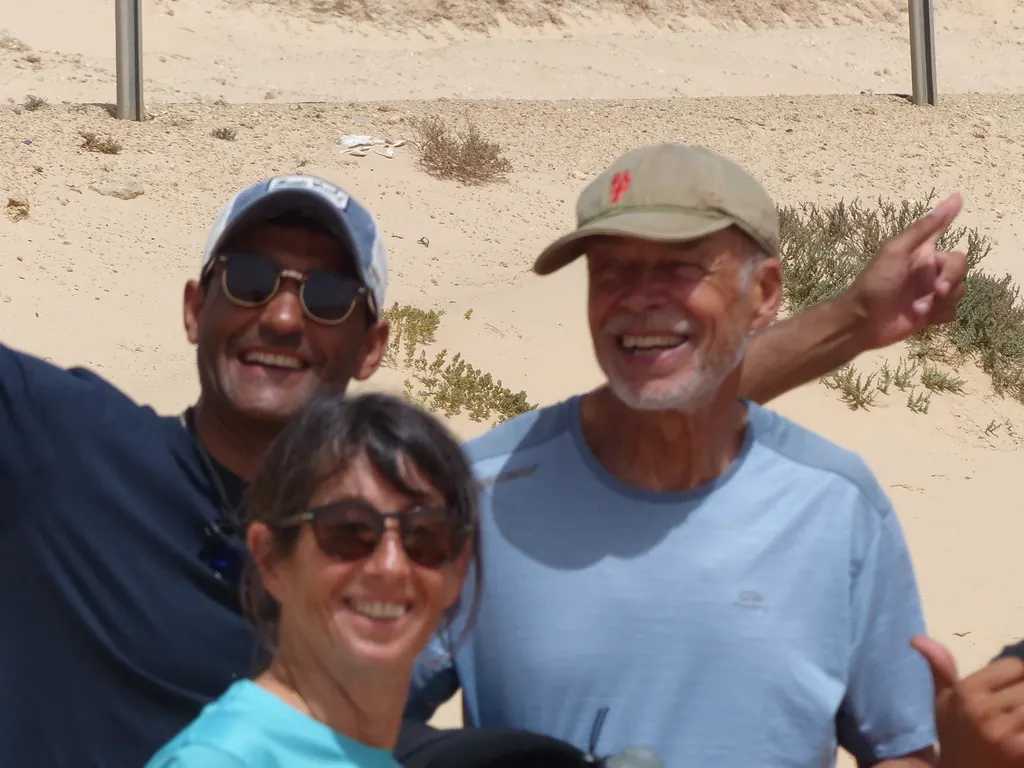 Une photo de groupe au pied des dunes