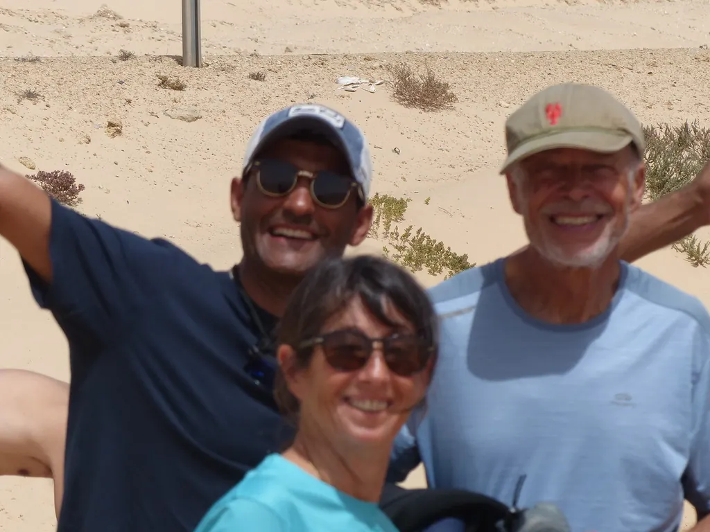 Une photo de groupe au pied des dunes