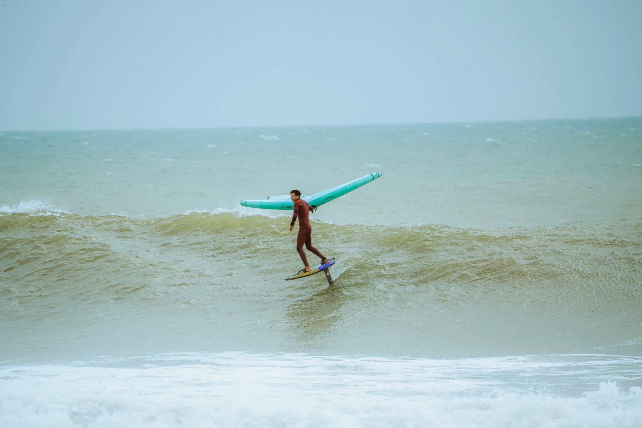 Notre équipe en wingfoil dans les vagues de Dakhla